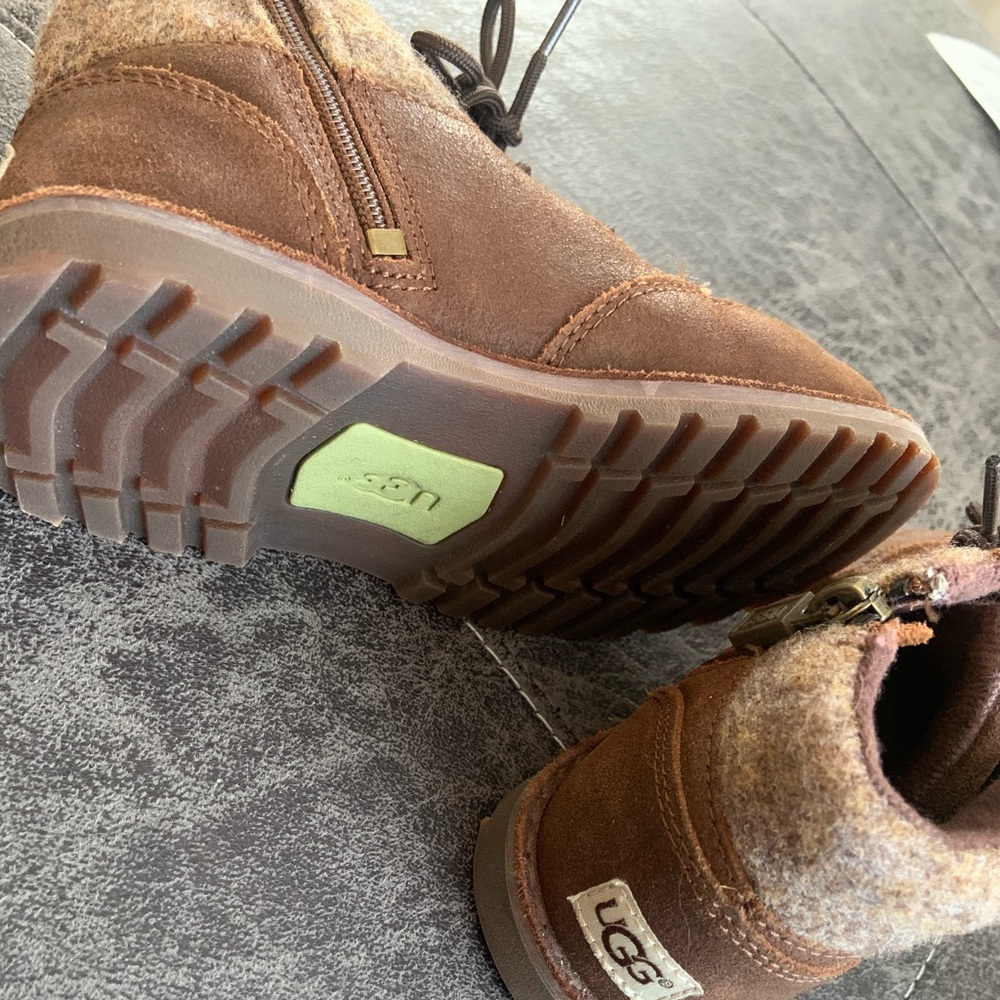 Kids Size 11 US Chocolate brown UGG boots - Picture 1 of 3